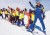 Kindern Skifahren zu lernen ist wunderschön
