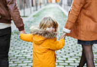 02gemeinsame-spaziergaenge-bringen-bewegung-in-den-familienalltag-und-unterstuetzen-die-normale-immunfunktioncstocksy-bonninstudio