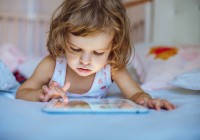 kleinkind-am-tablet-baby-express-barbara-mucha-media